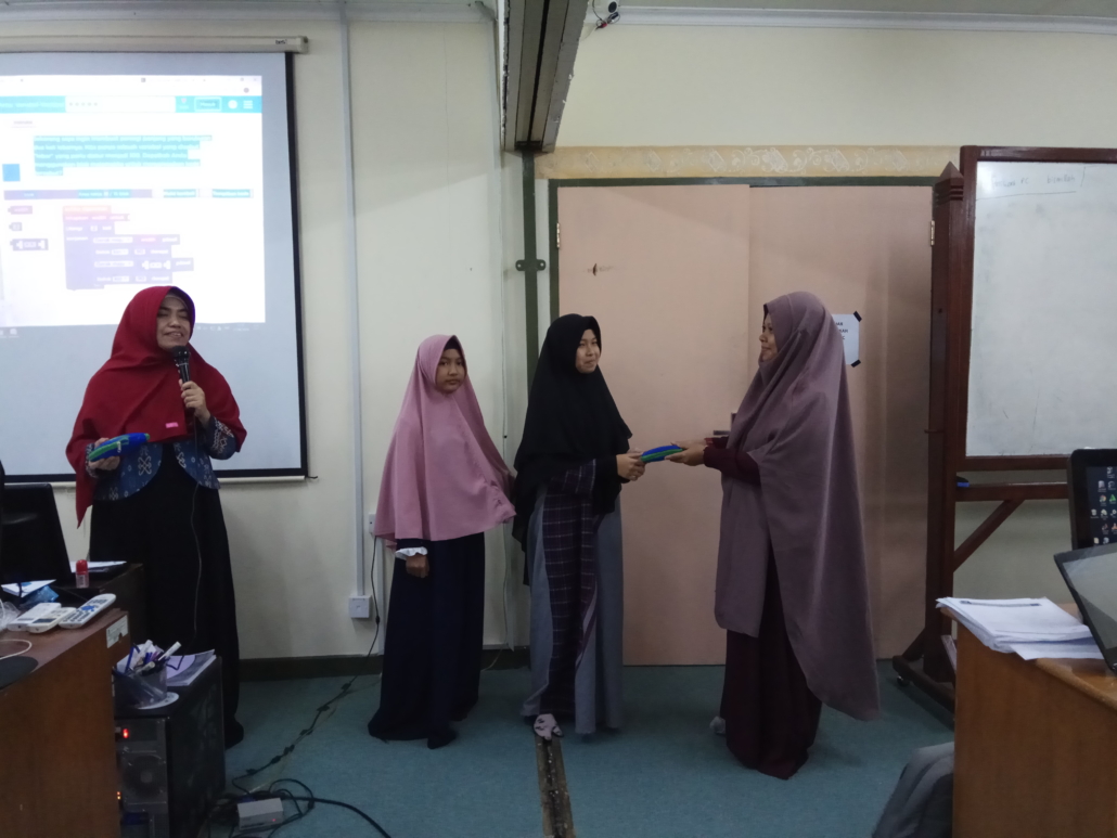 Pemberian Reward pada Pelatihan Computational Thinking SMP Tahfidz Plus