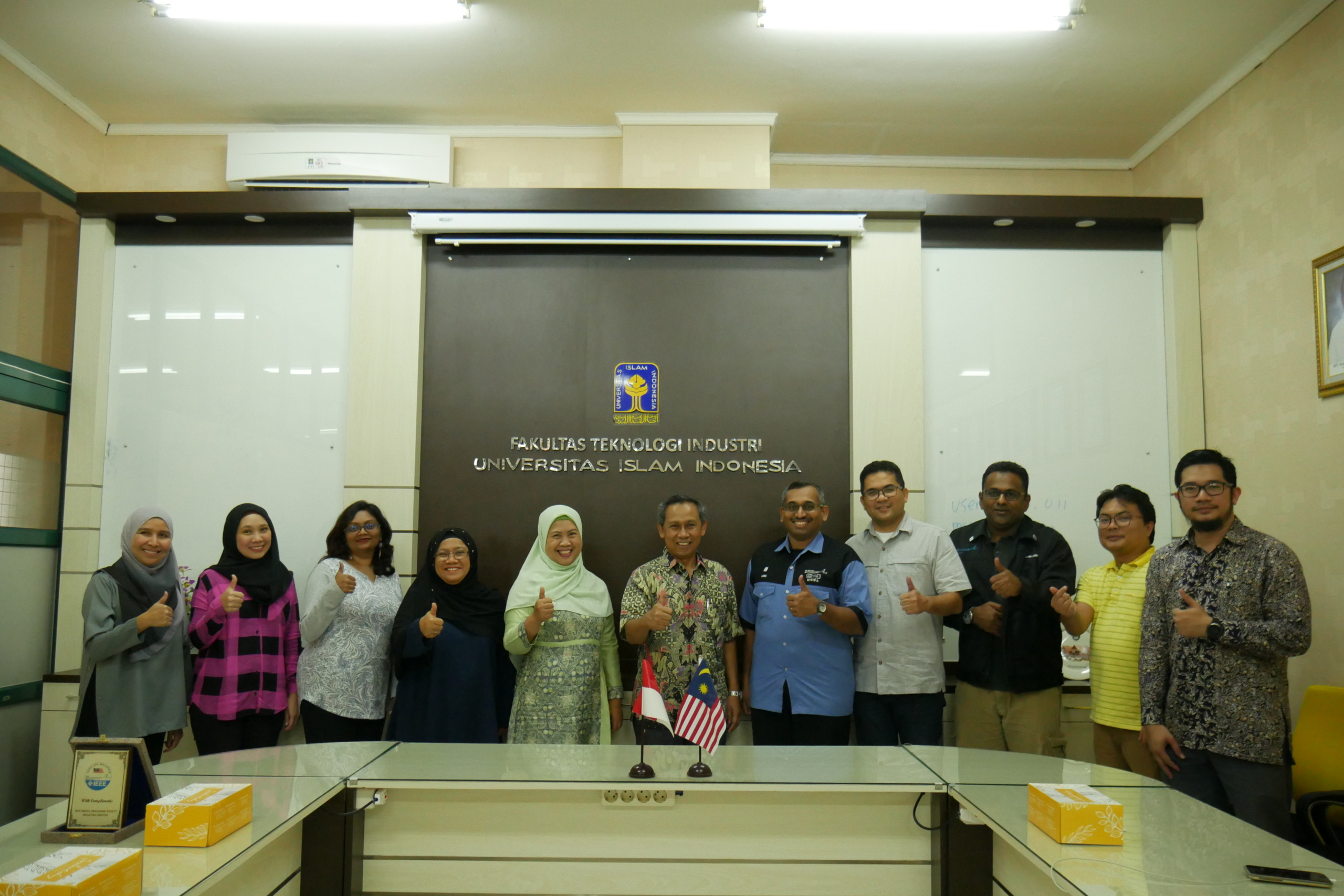 Foto bersama Dosen FTI UII dengan IEEE Signal Processing Society (SPS) Malaysia