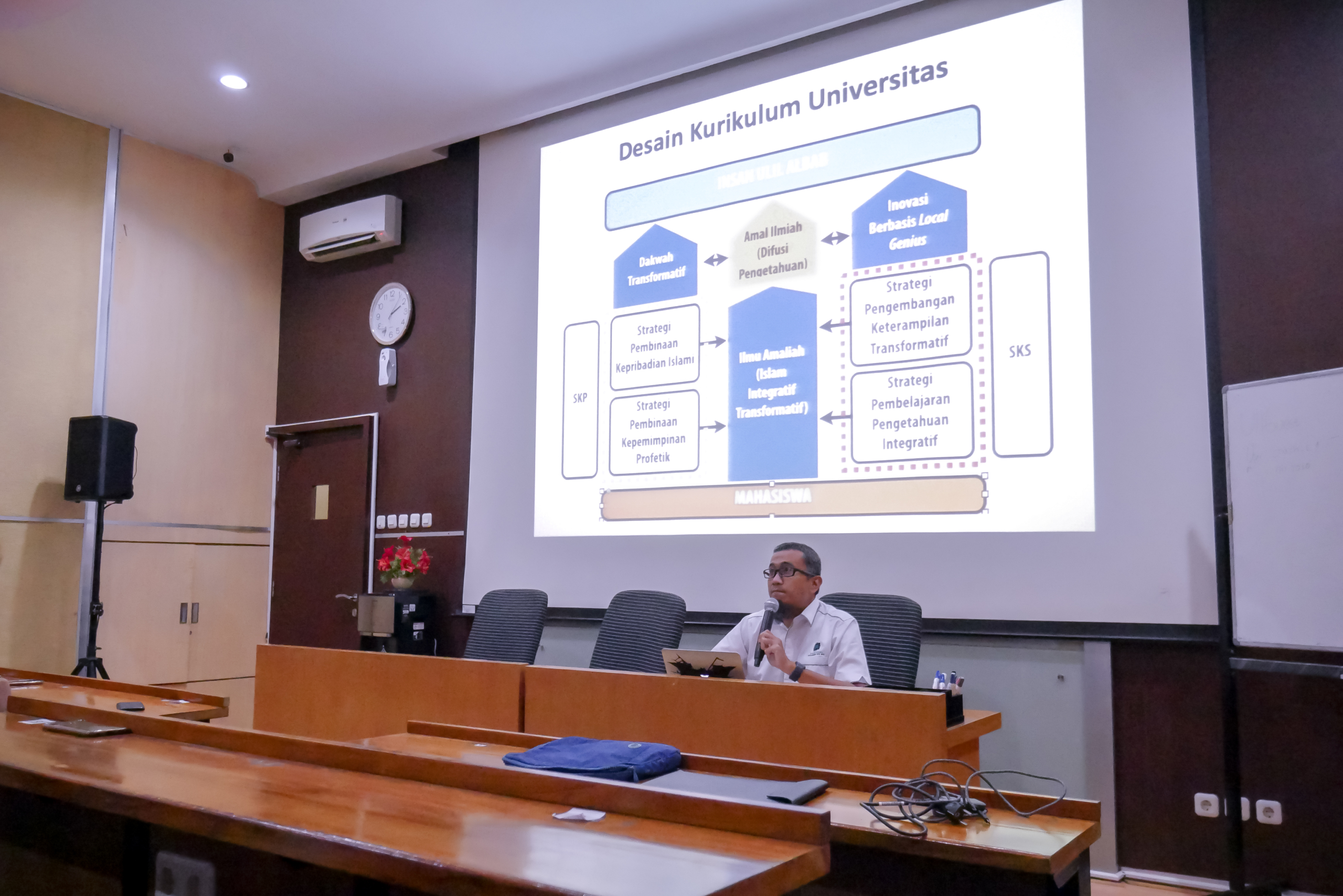 Bapak Dr. R.M. Sisdarmanto Adinandra, S.T., M.Sc., selaku Wakil Dekan FTI menjelaskan tentang kemahasiswaan