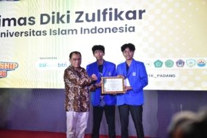 Tim The GrowTales UII di atas podium Juara 3 Entrepreneurship Award IX 2025 kategori Rencana Bisnis.
