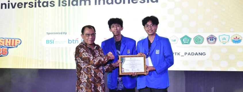 Tim The GrowTales UII di atas podium Juara 3 Entrepreneurship Award IX 2025 kategori Rencana Bisnis.