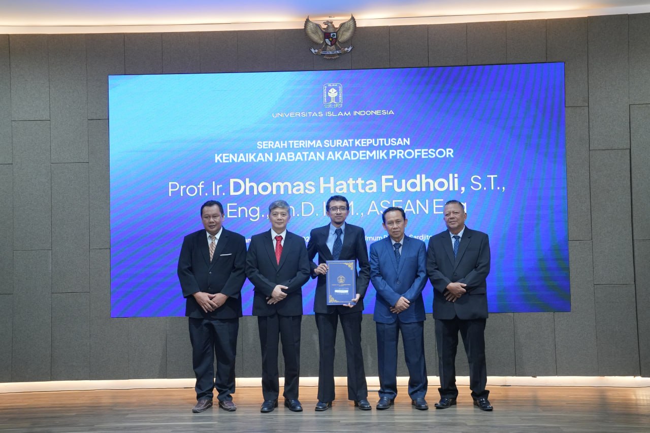 Serah terima surat keputusan kenaikan jabatan akademik profesor Prof. Dhomas Hatta Fudholi