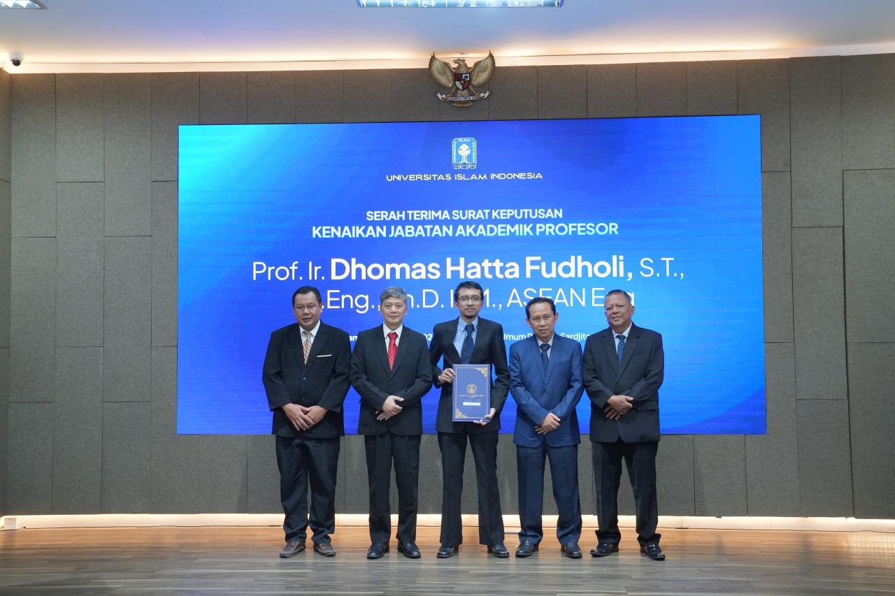 Serah terima surat keputusan kenaikan jabatan akademik profesor Prof. Dhomas Hatta Fudholi