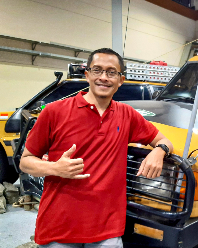 Muhti Subiyantoro — Mahasiswa Magister Informatika konsentrasi Sistem Informasi Enterprise — saat ini sedang melakukan penelitian tesis tentang metode penyaringan domain berbahaya (malicious domain filtering) untuk meningkatkan keamanan jaringan di lingkungan Internet Service Provider (ISP).

Topik ini sangat penting, terutama karena peningkatan serangan siber melalui situs phishing, malware, dan botnet dapat membahayakan jutaan pengguna. Sayangnya, banyak ISP—terutama yang berskala kecil dan menengah—masih belum memiliki sistem keamanan memadai karena keterbatasan biaya dan infrastruktur. Untuk menjawab tantangan ini, Muhti mengembangkan strategi firewall berbasis blacklist domain berbahaya yang dapat diimplementasikan pada perangkat yang sudah ada, seperti router MikroTik, tanpa investasi besar.

Melalui penelitiannya, Muhti berharap dapat memberikan kontribusi ilmiah dan praktis—bahwa solusi keamanan jaringan yang sederhana, murah, dan adaptif dapat diterapkan secara nyata untuk melindungi pengguna internet dari ancaman tersembunyi, sekaligus mengoptimalkan bandwidth jaringan.

Penelitian ini didukung oleh kolaborasi langsung dengan ISP lokal dan merupakan bagian dari pengembangan keamanan digital yang berkelanjutan.

Tertarik membahas bagaimana jaringan bisa menjadi lebih aman tanpa harus mahal?
Mari berdiskusi bersama kami di Magister Informatika UII. 🔐📡

#CyberSecurity #InformatikaUII #FirewallISP #MaliciousDomain #TesisUII #KeamananDigital #JaringanAman #UIIYogyakarta #ResearchForImpact
