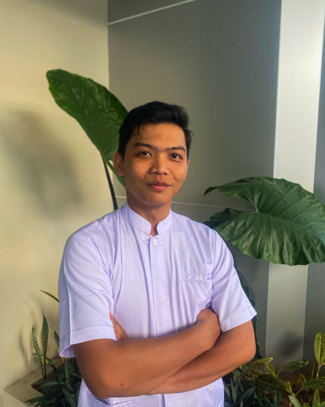 Ruhil Iswara, mahasiswa Magister Informatika Konsentrasi Informatika Medis di UII, saat ini sedang melakukan penelitian tentang implementasi pelatihan Bantuan Hidup Dasar (BHD) berbasis telehealth di Kota Pontianak.

Dengan latar belakang pendidikan S1 di bidang Keperawatan, Ruhil memahami betul pentingnya edukasi kegawatdaruratan di masyarakat. Ia memadukan pengetahuan medis dan teknologi untuk mengembangkan platform telehealth interaktif yang memungkinkan masyarakat umum mengikuti pelatihan BHD secara daring, fleksibel, dan mudah diakses.

Topik ini sangat krusial, terutama di daerah dengan keterbatasan tenaga pelatih, akses geografis, dan infrastruktur kesehatan. Untuk menjawab tantangan tersebut, Ruhil menganalisis dampak telehealth terhadap peningkatan pengetahuan, kepuasan pengguna, hingga dukungan dari Dinas Kesehatan menggunakan kerangka evaluasi HOT-Fit.

Melalui penelitiannya, Ruhil berharap dapat memberikan kontribusi ilmiah dan praktis—bahwa teknologi digital seperti telehealth bukan hanya memperluas jangkauan pelatihan, tetapi juga menyelamatkan nyawa dengan membekali masyarakat keterampilan penting dalam menghadapi henti jantung mendadak.

Penelitian ini didukung oleh hibah dari Kementerian Pendidikan, Kebudayaan, Riset, dan Teknologi Republik Indonesia.

Tertarik mendalami bagaimana dunia keperawatan dan informatika bisa berpadu untuk menciptakan inovasi penyelamat nyawa?
Mari berdiskusi bersama kami di Magister Informatika UII. 💻🫀

#Telehealth #BHD #InformatikaMedis #UIIYogyakarta #MagisterInformatika #PenelitianKesehatan #DigitalHealth #KesehatanMasyarakat #TesisUII #TeknologiUntukKemanusiaan