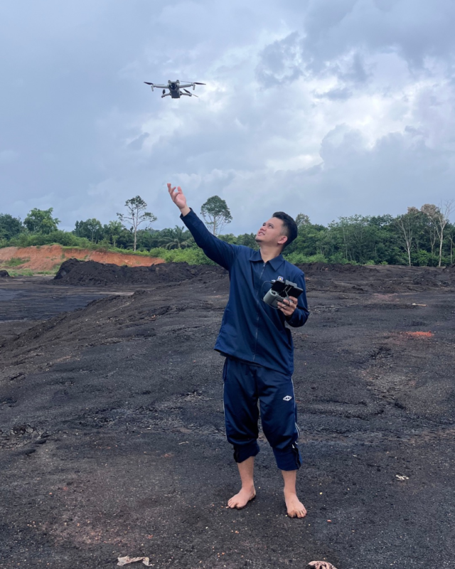 Muhammad Yusuf Halim -Mahasiswa Magister Informatika Konsentrasi Forensika Digital-saat ini sedang melakukan penelitian tentang forensika digital pada data penerbangan drone (UAV) untuk mengungkap dan memperoleh barang bukti digital yang sah secara hukum.

Topik ini menjadi semakin relevan seiring dengan meluasnya pemanfaatan drone dalam berbagai sektor strategis, termasuk industri pertambangan, survei udara, dan pemetaan wilayah. Dalam simulasi kasus yang diangkat, seorang operator drone menjalankan penerbangan UAV melebihi batas wilayah operasional yang ditetapkan perusahaan—sebuah pelanggaran yang berimplikasi hukum dan etika kerja. Menanggapi tantangan ini, Yusuf mengembangkan rangkaian proses investigasi forensik terhadap perangkat DJI Mini 3 dan kontroler DJI RC-N1 berbasis Android, dengan pendekatan non-rooting yang menjaga integritas data, serta kombinasi analisis statis dan dinamis berbasis framework Drone Forensic (DRF) Field yang komprehensif dan terkini.

Melalui penelitiannya, Yusuf berharap dapat memberikan kontribusi baik secara ilmiah maupun praktis—bahwa UAV forensik bisa menjadi alat penting dalam mendukung proses hukum, investigasi internal perusahaan, serta penguatan tata kelola dan etika penggunaan teknologi udara di Indonesia.

Penelitian ini dilaksanakan dengan dukungan hibah dari Kementerian Pendidikan, Kebudayaan, Riset, dan Teknologi Republik Indonesia.

Tertarik mendalami bagaimana drone bisa “berbicara” lewat data digitalnya?
Mari berdiskusi bersama kami di Magister Informatika UII. 🚁💻

#UAVForensik #DroneForensics #DigitalEvidence #MagisterInformatika #TesisUII #KeamananDigital #DJIMini3 #ForensikaDigital #UIIYogyakarta #InvestigasiDigital