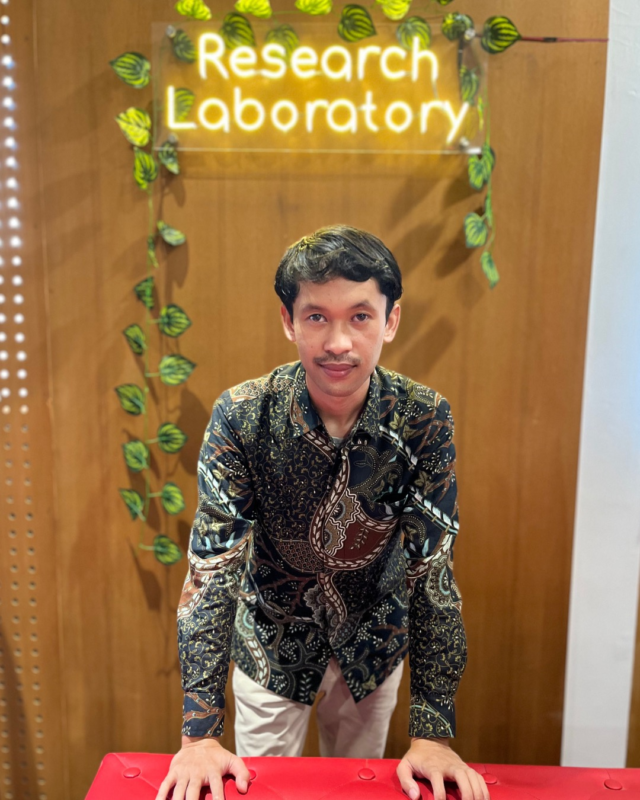 Erwin, mahasiswa Magister Informatika UII konsentrasi Sistem Informasi Enterprise, tengah menggarap penelitian tentang bagaimana transformasi digital dapat mempercepat pengembangan pariwisata kesehatan di Indonesia.

Di tengah meningkatnya tren wisata medis global, Indonesia memiliki potensi besar namun masih menghadapi berbagai tantangan—terutama dalam hal standarisasi proses bisnis dan kesiapan digital sektor kesehatan. Untuk menjawab persoalan ini, Erwin menggunakan pendekatan Business Process Modeling berbasis APQC Framework, sebuah kerangka kerja internasional yang membantu organisasi memetakan proses bisnis mereka secara sistematis dan efisien.

Melalui pemetaan proses inti dalam ekosistem pariwisata kesehatan, penelitian ini menyusun peta jalan digitalisasi yang dapat digunakan oleh pemerintah, rumah sakit, hingga pelaku industri wisata medis. Pendekatan ini membantu mengidentifikasi celah, mengusulkan integrasi sistem, dan mendukung layanan yang lebih cepat, tepat, dan berstandar global.

Erwin berharap hasil penelitiannya dapat menjadi fondasi perencanaan transformasi digital yang nyata, sehingga Indonesia mampu bersaing di kancah internasional melalui layanan kesehatan berbasis teknologi dan proses yang tertata.

Tertarik melihat bagaimana teknologi informasi bisa mendorong sektor kesehatan dan pariwisata sekaligus?
Mari berdiskusi bersama kami di Magister Informatika UII. 🩺💼

#PariwisataKesehatan #TransformasiDigital #APQC #MagisterInformatika #SistemInformasiEnterprise #UIIYogyakarta #HealthTourism #DigitalHealthID #ProcessInnovation #TesisUII