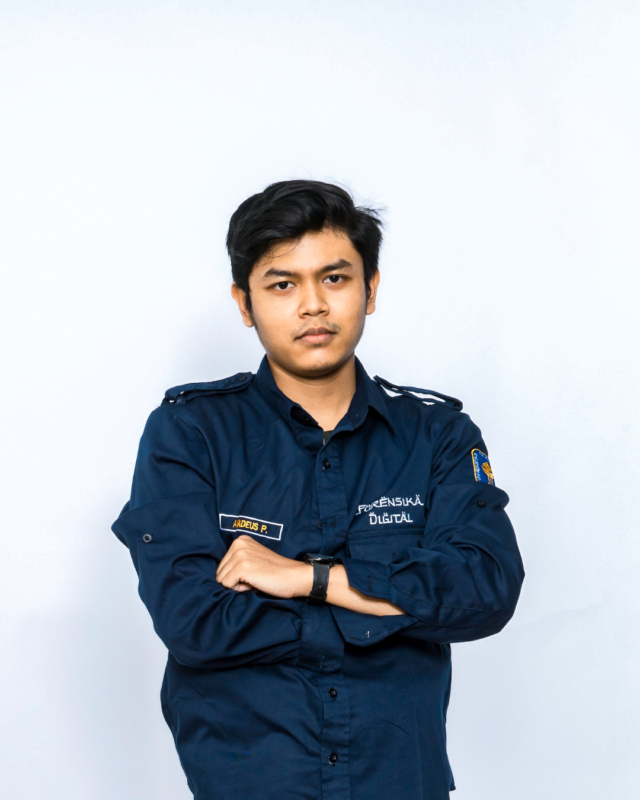 Amadeus Pondera - Mahasiswa Magister Informatika UII Konsentrasi Forensika Digital - saat ini sedang melakukan penelitian tentang anti-anti forensik dalam steganalisis, yakni proses mengungkap kembali pesan tersembunyi yang disamarkan dalam file gambar digital—dengan cara yang sah secara forensik dan dapat dipertanggungjawabkan dalam ranah hukum.

Steganografi adalah suatu teknik menyembunyikan pesan dalam file digital—sebuah praktik yang membuat gambar atau video tampak biasa, padahal menyimpan informasi rahasia di dalamnya. Ketika teknik ini digabungkan dengan kecerdasan buatan, proses penyamaran menjadi jauh lebih canggih dan sulit dideteksi secara kasat mata, bahkan oleh sistem forensik konvensional.

Menanggapi tantangan tersebut, Amadeus merancang sistem steganalisis berbasis Convolutional Neural Network (CNN) yang dikombinasikan dengan pendekatan bifurkasi. Sistem ini dirancang bukan hanya untuk mendeteksi adanya pesan tersembunyi, tetapi juga mampu mengekstrak informasi yang disamarkan dengan teknik steganografi adaptif, dengan akurasi tinggi dan ketahanan terhadap manipulasi digital.

Melalui penelitiannya, Amadeus berharap sistem ini dapat berkontribusi secara ilmiah maupun praktis—sebagai solusi cerdas dalam menghadapi teknik penyembunyian data yang kian kompleks, serta sebagai alat bantu yang kuat bagi penyidik forensik digital dalam membantu membuktikan suatu kasus.

Penelitian ini dilaksanakan dengan dukungan hibah dari Kementerian Pendidikan, Kebudayaan, Riset, dan Teknologi Republik Indonesia.

Tertarik memahami bagaimana pesan rahasia bisa diungkap kembali lewat kecerdasan buatan dan ilmu forensik digital?
Mari berdiskusi bersama kami di Magister Informatika UII. 🧠🕵️‍♂️
#Steganalisis #AntiAntiForensik #DigitalForensics #CNNForensics #ForensikaDigital #CyberSecurity #MagisterInformatika #UIIYogyakarta #TesisUII #InvestigasiDigital #AIForensics #KeamananData #SmartSecurityTech #ResearchForJustice