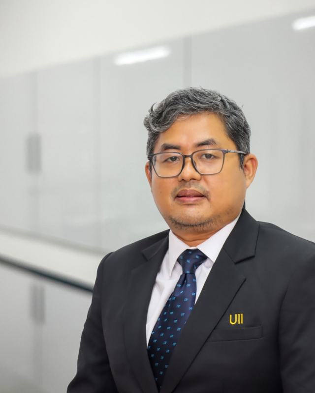 Chandra Kusuma Dewa, Ph.D. -Dosen Magister Informatika Universitas Islam Indonesia- Saat ini sedang melakukan penelitian dengan mengembangkan sistem cerdas yang mampu bekerja secara otonom dan adaptif di lingkungan nyata yang kompleks. Penelitian ini merupakan kelanjutan dari studi doktoralnya di Active Intelligent System Laboratory (AISL), Toyohashi University of Technology, Jepang, di bawah bimbingan Prof. Dr.Eng. Jun Miura, yang dikenal di bidang robotika cerdas.

Fokus risetnya mencakup computer vision, deep learning, machine learning, dan reinforcement learning, dengan aplikasi utama pada robotika dan sistem cerdas. Tujuannya: menciptakan robot yang mampu menyelesaikan tugas secara mandiri, efisien, dan dapat beradaptasi tanpa instruksi eksplisit manusia.

Dengan computer vision, robot dapat mengenali objek di sekitarnya. Deep learning memungkinkan pengolahan sensor untuk memahami lingkungan secara menyeluruh. Sementara reinforcement learning membuat robot belajar dari pengalaman langsung—menghasilkan sistem yang terus berkembang.

Visinya bukan sekadar menciptakan alat bantu, tetapi mitra kerja cerdas yang bisa berkolaborasi dengan manusia dalam berbagai konteks. Pengalaman di Jepang memperluas pandangannya: jika di Jepang robot dibutuhkan untuk merawat lansia, maka di Indonesia tantangannya lebih beragam—dari kondisi sosial yang dinamis, regulasi yang beragam, hingga infrastruktur yang belum merata, menjadikan peluang inovasi terbuka lebar.

Dr. Chandra mengajak Calon Mahasiswa Magister Informatika UII untuk bergabung dalam riset sistem cerdas yang kontekstual dan berdampak nyata bagi masyarakat Indonesia.
#ArtificialIntelligence #IntelligentRobotics #AutonomousSystems #ComputerVision #DeepLearning #MachineLearning #ReinforcementLearning #SmartSystems #RoboticsResearch #TeknologiCerdas #MagisterInformatika #UIIYogyakarta #PenelitianRobotik #RisetUII #TesisUII #RobotikaCerdas