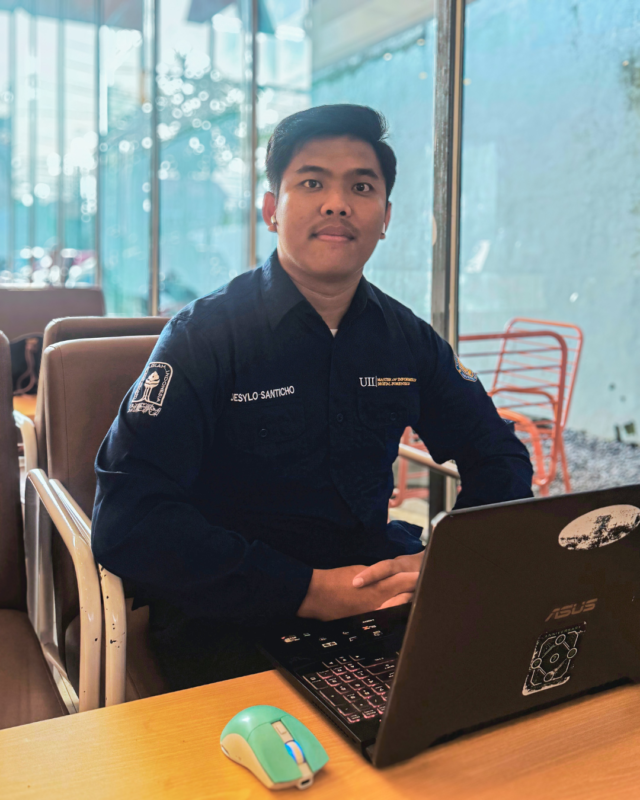 Desylo Santicho - Mahasiswa Magister Informatika Konsentrasi Forensika Digital - saat ini sedang melakukan penelitian tentang pengembangan kerangka kerja investigasi forensik digital untuk perangkat Internet of Things (IoT), guna memperoleh bukti digital yang sah secara hukum dalam kasus-kasus yang melibatkan teknologi pintar.

Topik ini menjadi semakin penting seiring dengan terus meluasnya kehadiran perangkat IoT dalam kehidupan kita sehari-hari—mulai dari rumah yang terkoneksi, kendaraan cerdas, layanan kesehatan digital, hingga infrastruktur kota yang serba otomatis. Di balik kenyamanan yang ditawarkan, tersimpan tantangan besar: bagaimana menelusuri dan membuktikan kejadian digital saat terjadi insiden pada perangkat-perangkat tersebut?

Menanggapi tantangan ini, Desylo merancang sebuah kerangka kerja investigasi digital IoT yang sistematis, dengan tahapan identifikasi, akuisisi, analisis, dan pelaporan yang disesuaikan dengan karakteristik unik dari perangkat IoT. Framework ini mengacu pada pendekatan IoT Forensics Framework Model dan disesuaikan agar dapat digunakan dalam konteks hukum serta praktik investigasi digital di Indonesia.

Melalui penelitiannya, Desylo berharap dapat memberikan kontribusi baik secara ilmiah maupun praktis—bahwa forensik digital untuk IoT tidak hanya mungkin dilakukan, tetapi dapat dirancang secara metodologis agar bukti yang dihasilkan valid, sahih, dan dapat diterima dalam proses hukum maupun penguatan keamanan digital nasional.

Penelitian ini dilaksanakan dengan dukungan hibah dari Kementerian Pendidikan, Kebudayaan, Riset, dan Teknologi Republik Indonesia.

Tertarik mendalami bagaimana perangkat pintar bisa ditelusuri secara forensik dalam dunia yang makin terkoneksi?
Mari berdiskusi bersama kami di Magister Informatika UII. 🌐🔍

#IoTForensics #DigitalInvestigation #ForensikaDigital #SmartDeviceSecurity #MagisterInformatika #UIIYogyakarta #CyberSecurity #DigitalEvidence #IoTSecurity #TesisUII #GovTechID #ResearchForImpact