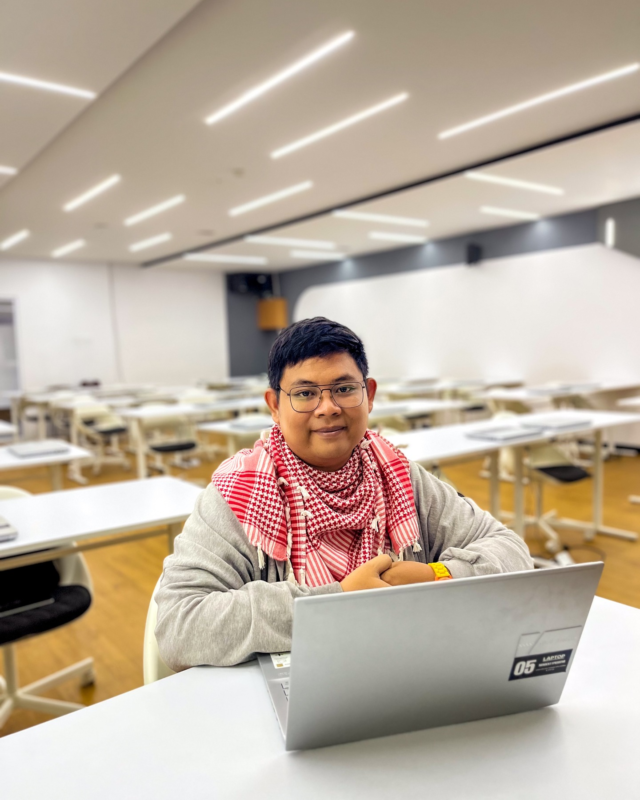 Fikri Irfan Adristi - Mahasiswa Magister Informatika UII Konsentrasi Forensika Digital -saat ini sedang melaksanakan penelitian yang berfokus pada analisis forensik terhadap dokumen hasil web scraping dari carding forum dan carding shop, dengan tujuan mendukung proses investigasi kejahatan siber yang berkaitan dengan perdagangan ilegal data kartu kredit.

Carding forum dan carding shop merupakan bagian dari ekosistem kejahatan digital yang beroperasi secara tersembunyi, tempat berbagai informasi sensitif—seperti nomor kartu kredit dan data identitas pribadi—diperjualbelikan. Untuk mendukung proses penegakan hukum yang sahih, diperlukan pendekatan forensik digital yang mampu memproses dan memverifikasi keaslian data secara sistematis dan dapat dipertanggungjawabkan.

Dalam penelitiannya, Fikri merancang sebuah prosedur forensik digital yang melibatkan sejumlah tahapan penting, antara lain: dokumentasi data, proses hashing untuk verifikasi integritas, konversi dan analisis struktur data, peninjauan metadata, serta validasi isi dokumen. Rangkaian proses ini bertujuan untuk memastikan bahwa bukti digital yang diperoleh melalui web scraping dapat digunakan secara sah dalam proses investigasi dan penegakan hukum.

Penelitian ini diharapkan dapat memberikan kontribusi nyata dalam pengembangan metode investigasi digital yang relevan terhadap dinamika ancaman siber, serta menjadi referensi dalam penguatan tata kelola keamanan informasi di Indonesia.

Penelitian ini dilaksanakan dengan dukungan hibah dari Kementerian Pendidikan, Kebudayaan, Riset, dan Teknologi Republik Indonesia.

Ingin mengetahui lebih lanjut tentang bagaimana bukti digital diproses secara forensik untuk mendukung investigasi siber?
Mari berdiskusi bersama kami di Magister Informatika Universitas Islam Indonesia. 🧑‍💻🔍

#DigitalForensics #CybercrimeInvestigation #WebScrapingAnalysis #CardingForensics #ForensikaDigital #MagisterInformatika #UIIYogyakarta #InvestigasiSiber #KeamananDigital #PenelitianTesis #TesisUII #CyberLaw #TeknologiHukum #cybersecurity